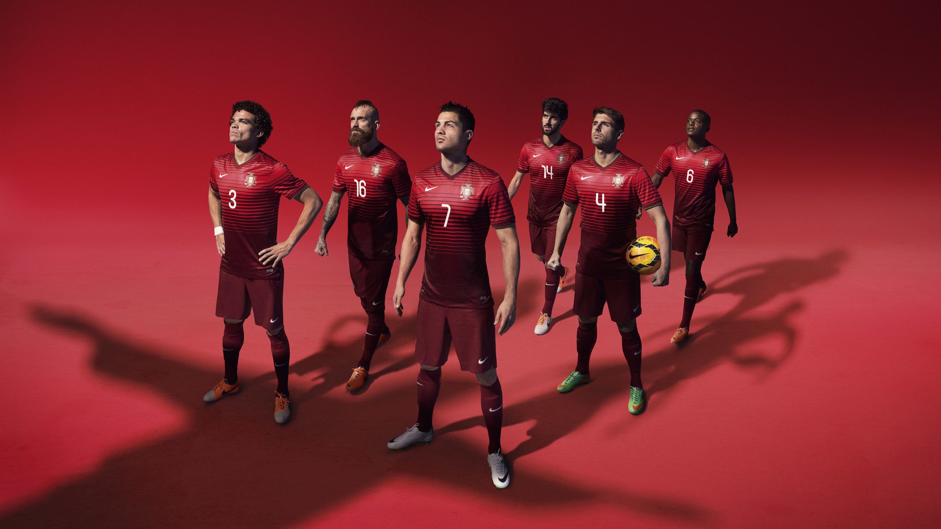 爱游戏官方-英超冠军缩影：场上的全情投入，英超列届冠军